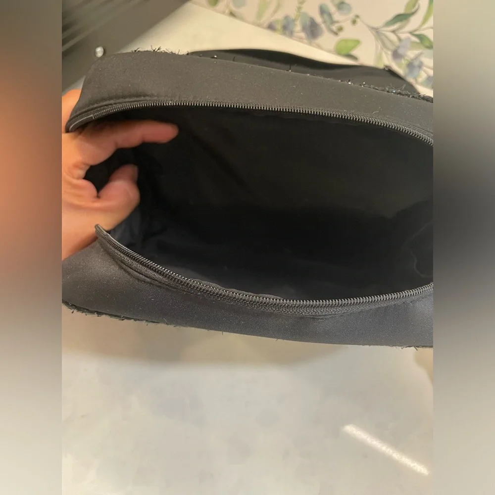 Beautiful Chanel Perfumes Black Makeup Bag/ Traveling Case - Picture 8 of 8